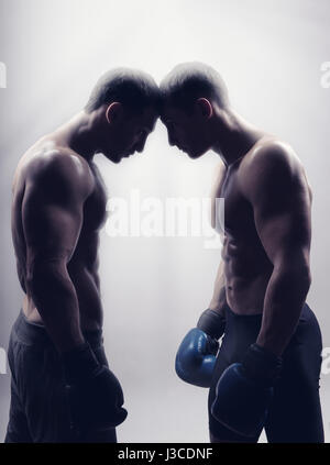 Deux boxer avec des gants de boxe avant un combat sur un fond clair. Concept de boxe Banque D'Images