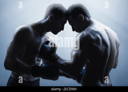 Deux boxer avec des gants de boxe avant un combat Banque D'Images