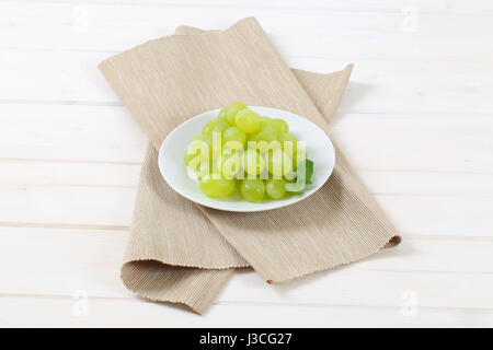 Assiette de raisins blancs sur place beige mat Banque D'Images