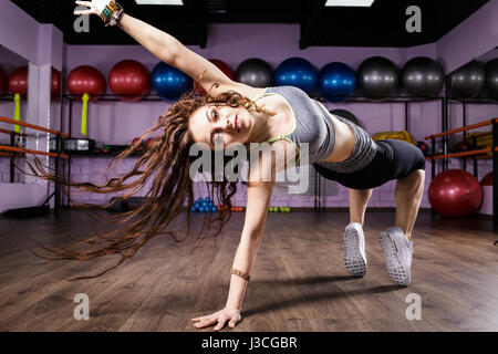 Zumba Fitness Femme danseur exercice sur le sol dans la salle de sport Banque D'Images