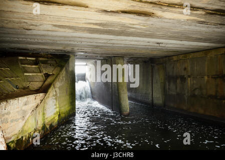 Barrage sur l'Ingouri en Géorgie. Le réservoir du barrage Banque D'Images