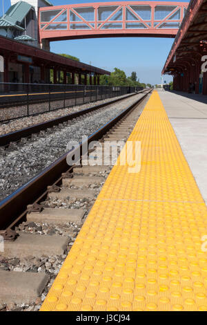 Les voies ferrées et la plate-forme à une station de train en Floride. Banque D'Images