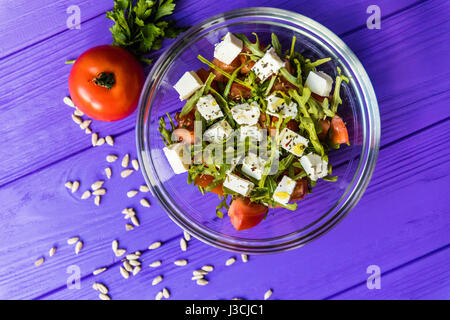 Salade grecque au frais dans un bol, vue d'en haut Banque D'Images