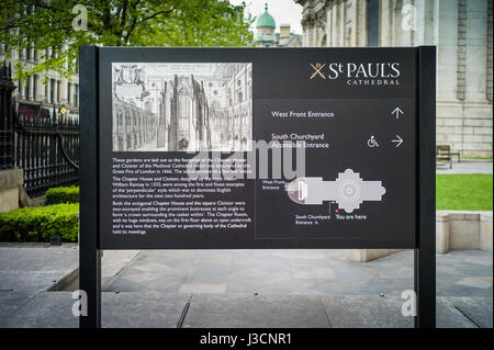 Signe de l'information pour le Cimetière du Sud jardins de la Cathédrale St Paul à Londres UK. Ce fut le site de la Chambre chapitre original et le cloître. Banque D'Images