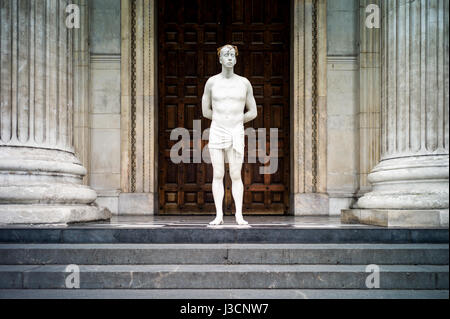 La sculpture de Mark Wallinger Ecco Homo, les mains liées et une couronne de barbelés, se tient sur les marches de la Cathédrale St Paul de Londres. Banque D'Images