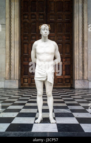 La sculpture de Mark Wallinger Ecco Homo, les mains liées et une couronne de barbelés, se tient sur les marches de la Cathédrale St Paul de Londres. Banque D'Images