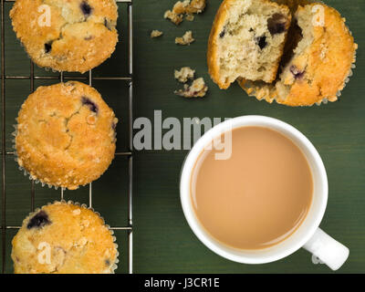 Muffins aux canneberges et bleuets au four avec une tasse de thé ou de café Banque D'Images