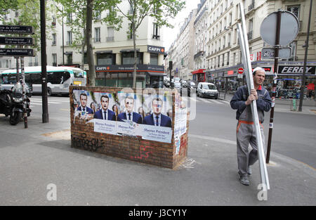 Un homme marche en campagne électorale, des affiches de l'élection présidentielle française pour le candidat en marche ! Circulation Emmanuel Macron à Paris,France le Ma Banque D'Images