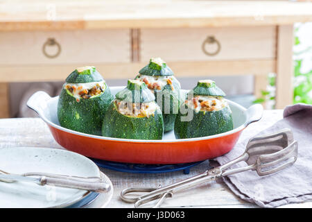 Courgette ronde farcie cuite au four sur un plat allant au four. Banque D'Images