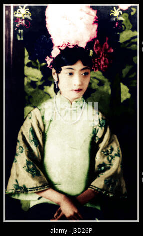 Cette image colorée représente l'impératrice Wan Rong, l'épouse de Puyi, le dernier empereur de Chine. En tant qu'impératrice consort pendant les dernières années de la dynastie Qing, sa vie a été marquée par des bouleversements politiques et historiques. Banque D'Images