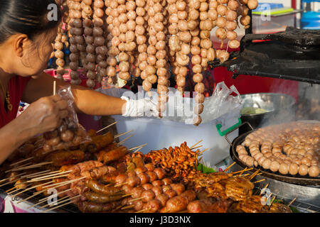 CHIANG MAI, THAÏLANDE - 21 août : femme thaïlandaise prépare des boulettes de viande en vente sur le marché du dimanche (walking street) le 21 août 2016 à Chiang Mai, Thail Banque D'Images