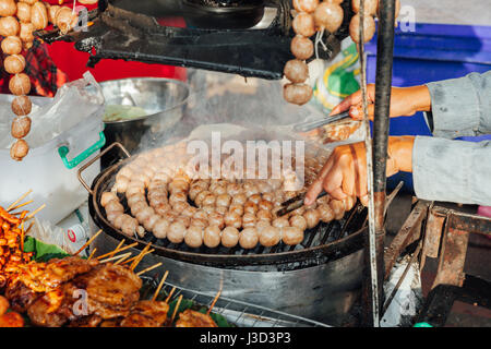 CHIANG MAI, THAÏLANDE - 21 août : femme thaïlandaise cuisine boulettes au marché du dimanche (walking street) le 21 août 2016 à Chiang Mai, Thaïlande. Banque D'Images