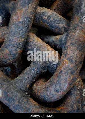 Milieux et de textures : Liens de vieille black chaîne rouillée, close-up shot, industriel abstract Banque D'Images