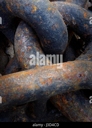 Milieux et de textures : Liens de vieille black chaîne rouillée, close-up shot, industriel abstract Banque D'Images