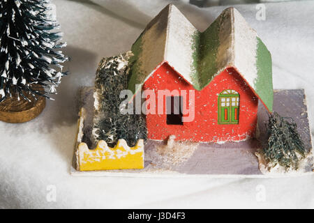 Close-up of Christmas Tree ornaments sur un fond de neige artificielle Banque D'Images