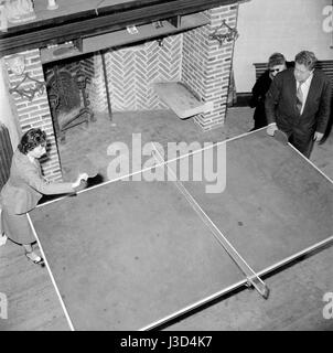 Acteur suisse Michel Simon à la maison à Noisy-le-Grand, c.1956. Derrière lui, Marie-Jeanne Courteline. Banque D'Images