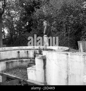 Acteur suisse Michel Simon à la maison à Noisy-le-Grand, c.1956. Banque D'Images