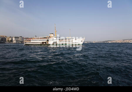 La traversée en bateau ferry Maltepe le détroit du Bosphore, Istanbul, Turquie, l'Europe. Banque D'Images