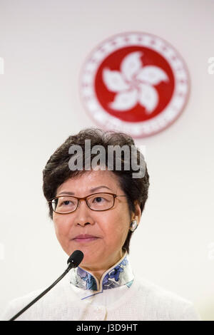 Hong Kong. 04 mai, 2017. Le chef de l'exécutif élu de Hong Kong Carrie Lam prend la parole lors d'une conférence de presse à Hong Kong le 4 mai 2017. Lam a nommé l'ancien chef de l'immigration Eric Chan en charge le CE-élire son bureau. Credit : Chan Hei Long/Pacific Press/Alamy Live News Banque D'Images