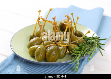 Assiette de fruits marinés caper avec tiges sur Banque D'Images