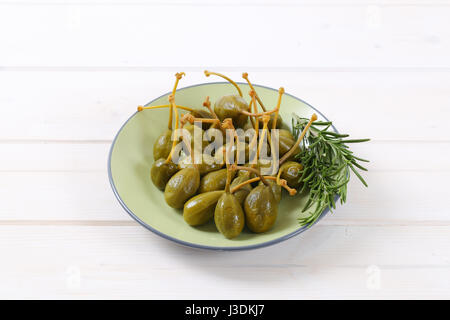 Assiette de fruits marinés caper avec tiges sur Banque D'Images