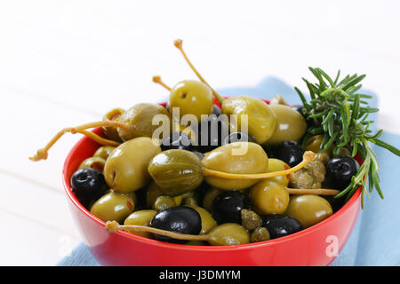 Bol d'olives, câpres au vinaigre et baies de caper Banque D'Images