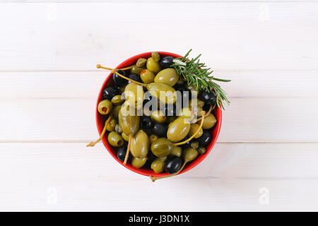 Bol d'olives, câpres au vinaigre et baies de caper Banque D'Images