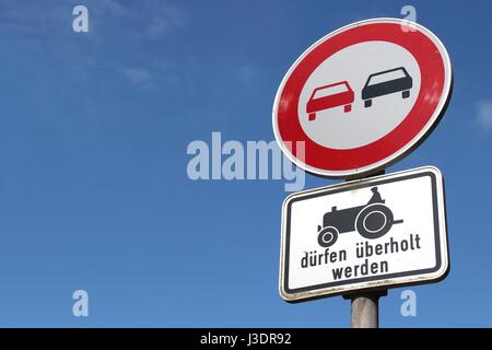 German road sign : interdiction de dépasser les véhicules lents - autorisés à passer Banque D'Images