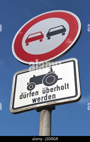 German road sign : interdiction de dépasser les véhicules lents - autorisés à passer Banque D'Images