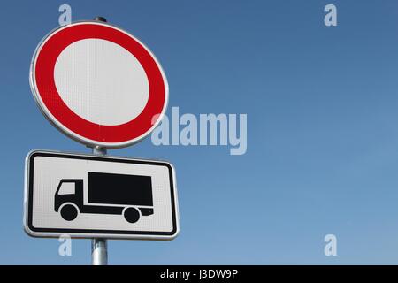 German road sign : pas de véhicules de transport de marchandises Banque D'Images