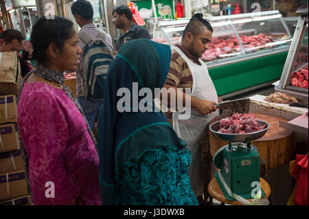 Singapour, République de Singapour, en Asie, un boucher au marché Tekka Banque D'Images