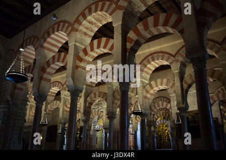 Intérieur de la grande mosquée (mezquita de Cordoba) à Cordoue, Andalousie, espagne. La partie la plus ancienne de la mosquée construit par l'Émir Abd al-Rahman I en 784 AD est représenté. Banque D'Images
