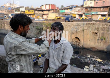 Mumbai, Maharashtra, Inde, Asie, une rue de coiffure à l'intérieur du bidonville de Dharavi Banque D'Images