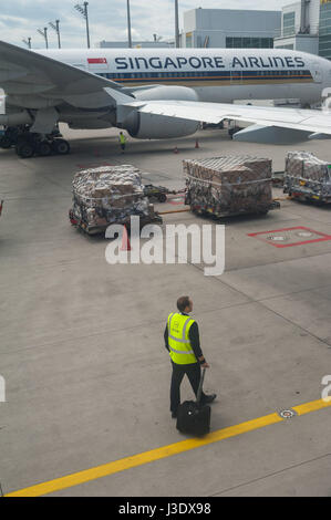 Munich, Bavière, Allemagne, un pilote de la Lufthansa sur le tarmac de l'aéroport de Munich Banque D'Images