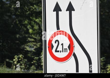 German road sign : détour avec limite de largeur 2,1 m sur la voie de gauche Banque D'Images