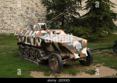 Le personnel de l'armée serbe de l'opérateur de transport sur l'affichage à la piscine en plein air du musée militaire de Kalemegdan, Belgrade, Serbie, Europe de l'Est. Banque D'Images