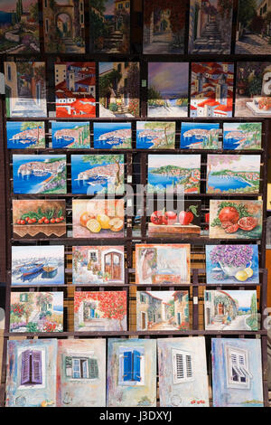 Peintures exposées à un magasin de souvenirs à Cavtat, Croatie, Dalmatie, région Europe de l'Est. Banque D'Images