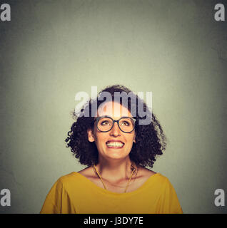 Portrait d'une fille super heureux heureux à lunettes funky en haut isolé sur fond de mur gris Banque D'Images