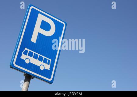 Panneau routier néerlandais : parking pour bus seulement Banque D'Images