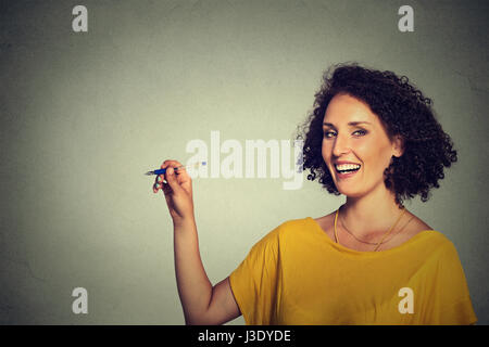 Jeune femme heureuse dimensions écrit à bord avec copie espace vide vide Banque D'Images