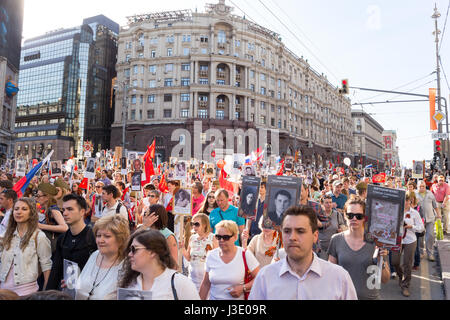 Moscou, Russie - le 9 mai 2016 : Régiment d'immortel en procession le jour de la Victoire - des milliers de personnes marchant le long de la rue Tverskaya vers la Place Rouge Banque D'Images