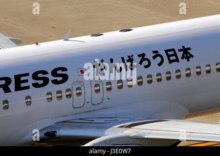 JAL Express Boeing 737 slogan peint 'Do nos meilleurs Japon' en japonais à l'aéroport de Haneda Tokyo Japan' Banque D'Images