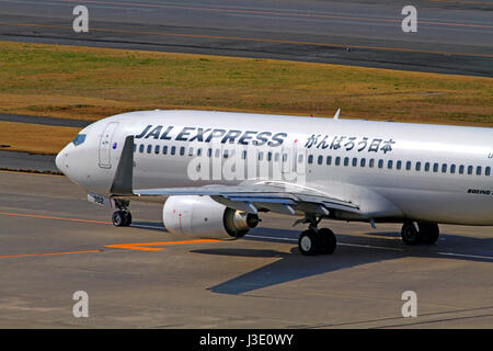 JAL Express Boeing 737 slogan peint 'Do nos meilleurs Japon' en japonais à l'aéroport de Haneda Tokyo Japan' Banque D'Images