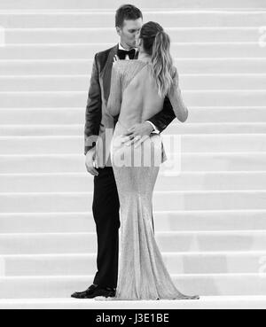 NEW YORK, NY - 01 MAI 2017 : Tom Brady et Gisele Bundchen assister à la 'Rei Kawakubo/Comme des Garçons : Art de The In-Between' Costume Institute Gala une Banque D'Images