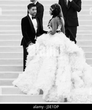 NEW YORK, NY - 01 MAI 2017 : Michael Russo et Janelle Monae assister à la 'Rei Kawakubo/Comme des Garçons : Art de The In-Between' Costume Institute Gala Banque D'Images