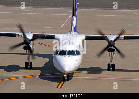 ANA Bombardier Dash 8 Q400 à l'aéroport de Haneda Tokyo Japon Banque D'Images