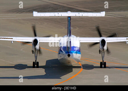 ANA Bombardier Dash 8 Q400 à l'aéroport de Haneda Tokyo Japon Banque D'Images