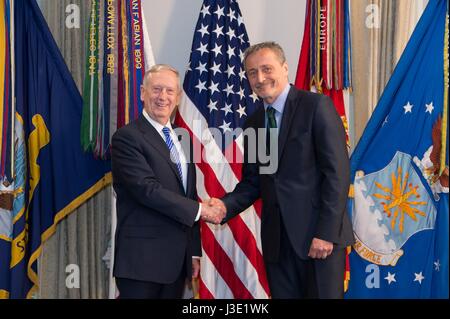 Le secrétaire américain à la défense, Jim Mattis se félicite le ministre de la défense tchèque Martin Stropnický avant leur réunion bilatérale au Pentagone le 2 mai 2017 à Arlington, en Virginie. Banque D'Images