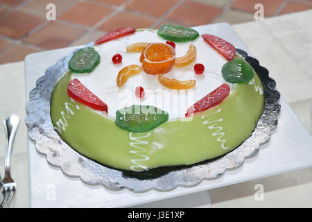 Cassata Sicilienne orné de fruits confits Banque D'Images