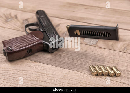 Makarov pistolet à balles sur la surface en bois, set Banque D'Images